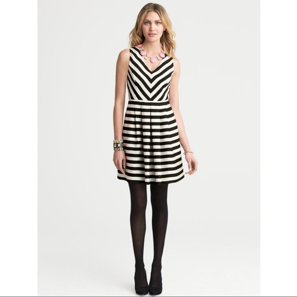 Banana Republic striped v-neck fit & flare dress 0 - Picture 7 of 8